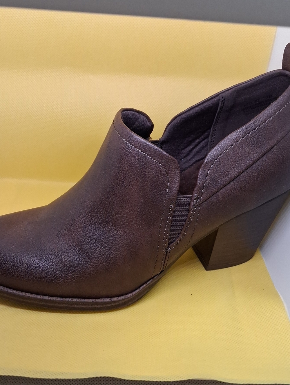 Women’s Brown Leather Boot Baretrap Size 7M. Lot#S06